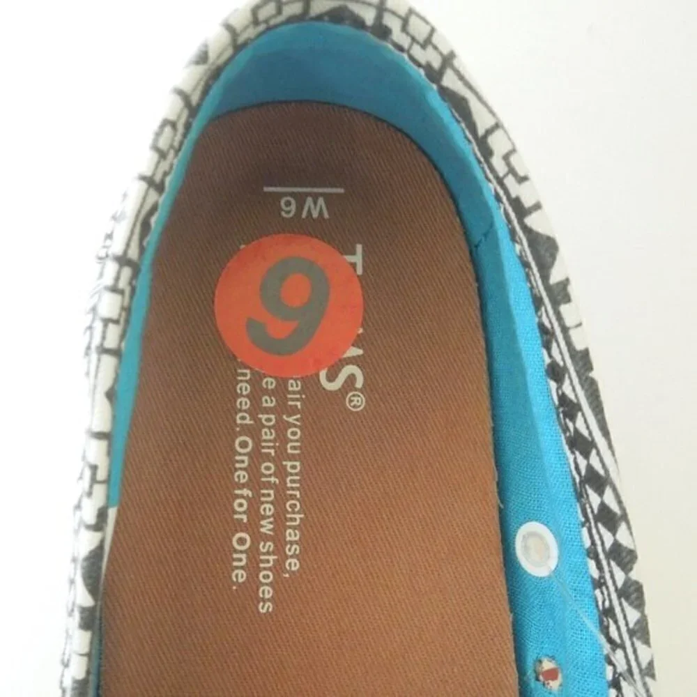 TOMS Slip On Flats Womens Size 6 Black White Geometric Casual Canvas Shoes
